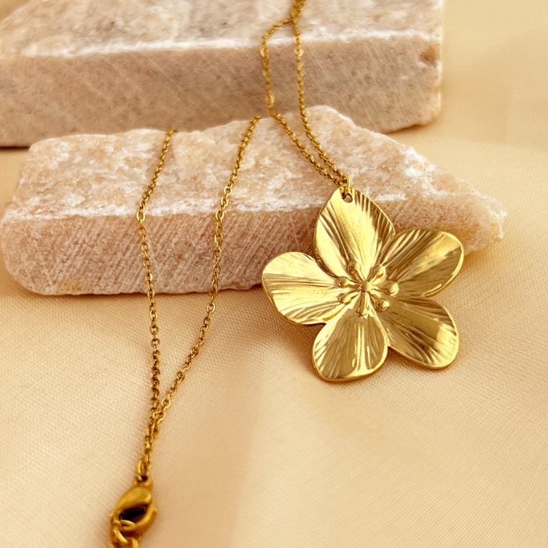 Flora Flicker – Gold Flower Pendant Necklace