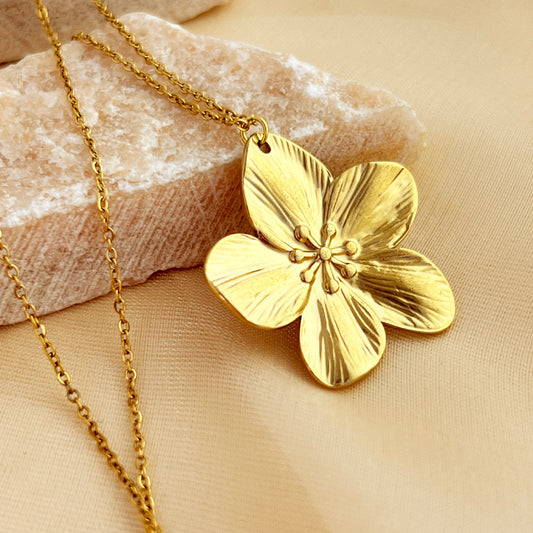 Flora Flicker – Gold Flower Pendant Necklace