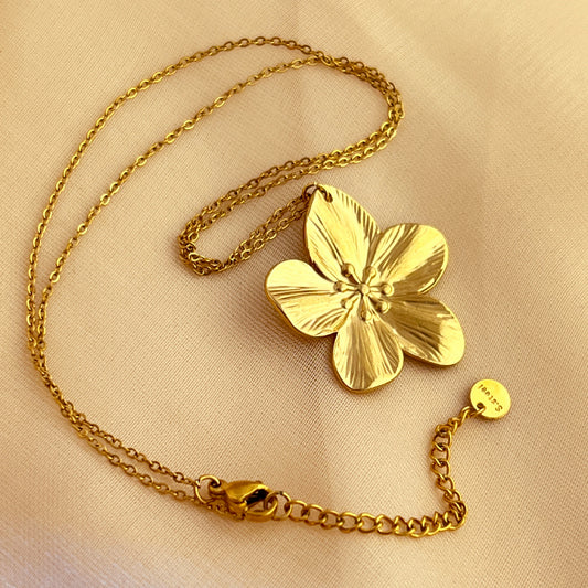 Flora Flicker – Gold Flower Pendant Necklace