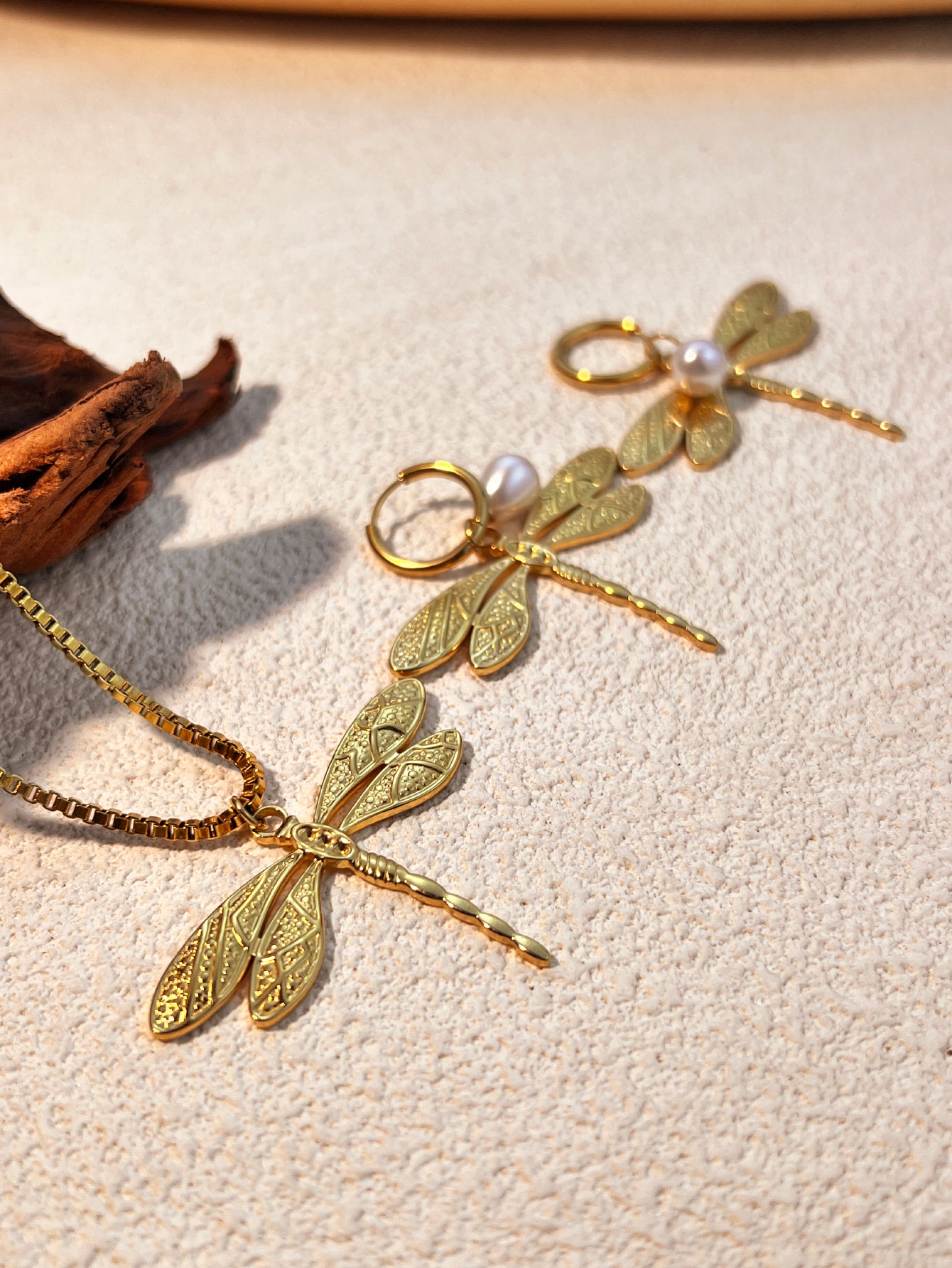 Dragonfly Muse – Retro Gold Earring & Necklace Set