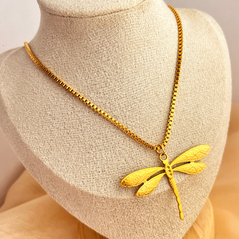 Dragonfly Muse – Retro Gold Earring & Necklace Set