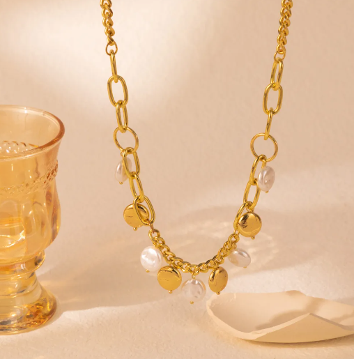 Roma Glow – Roman Style Geometric Pearl Necklace
